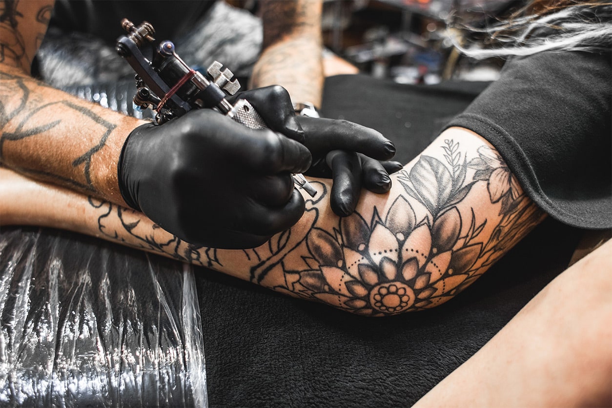 What Are the Features of an American Traditional Tattoo? – Hush Anesthetic